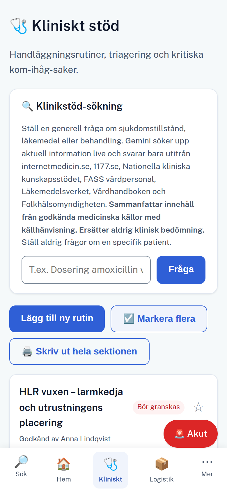 Vyn Kliniskt stöd i appen. Klinikstöd-sökningen med hjälptexten om att svaret källhänvisas och aldrig ersätter klinisk bedömning, sökfältet tomt och oskickat. Under den börjar rutinlistan med HLR vuxen, larmkedja och utrustningens placering, märkt Bör granskas och Akut.